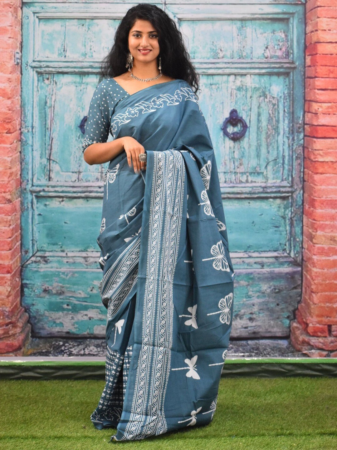 

clothonus Geometric Printed Pure Cotton Saree, Blue