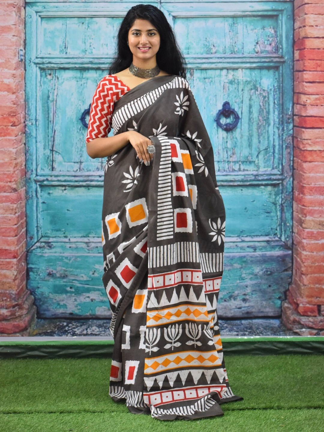 

clothonus Geometric Printed Pure Cotton Saree, Grey