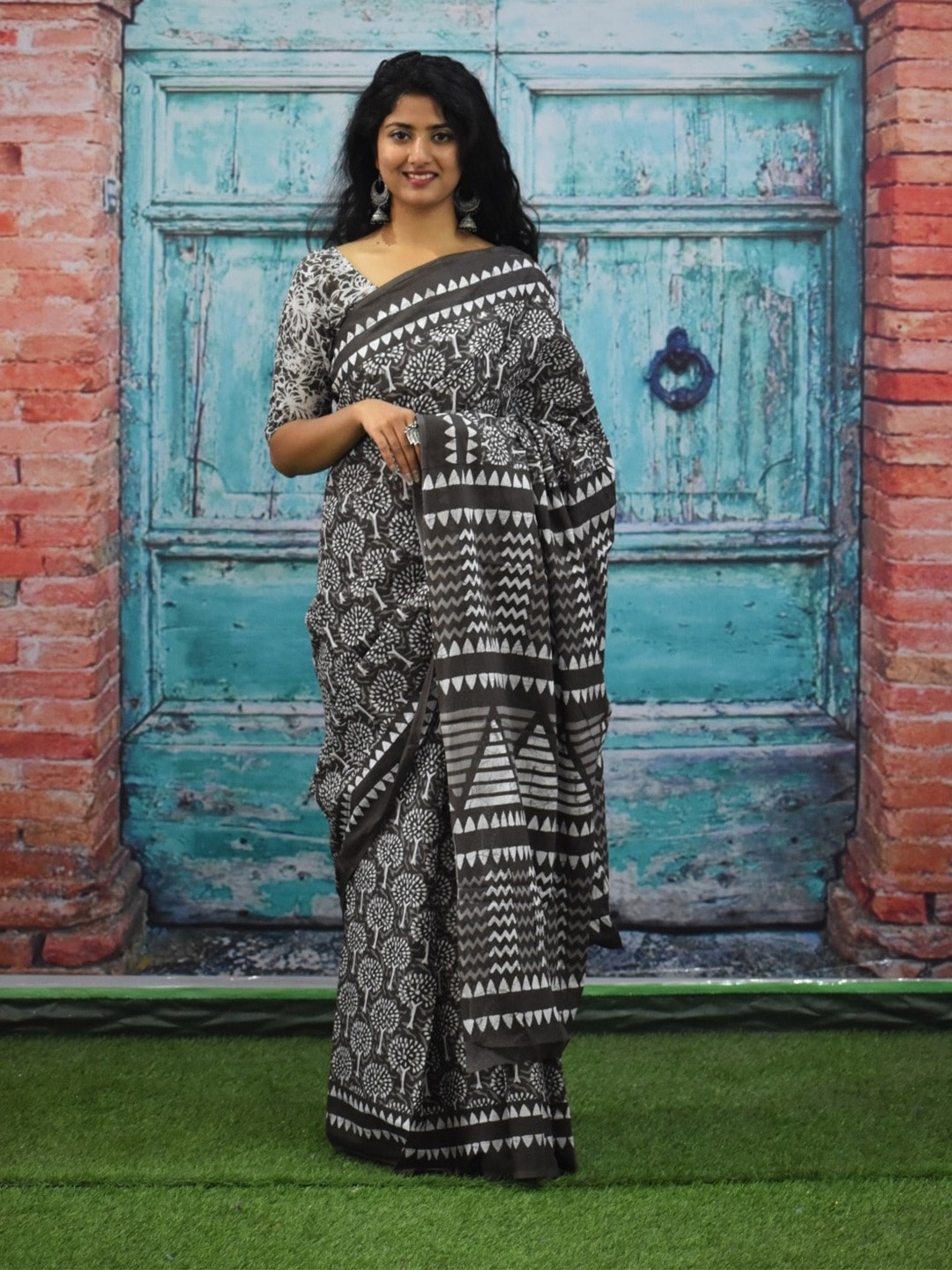 

clothonus Geometric Printed Pure Cotton Saree, Grey