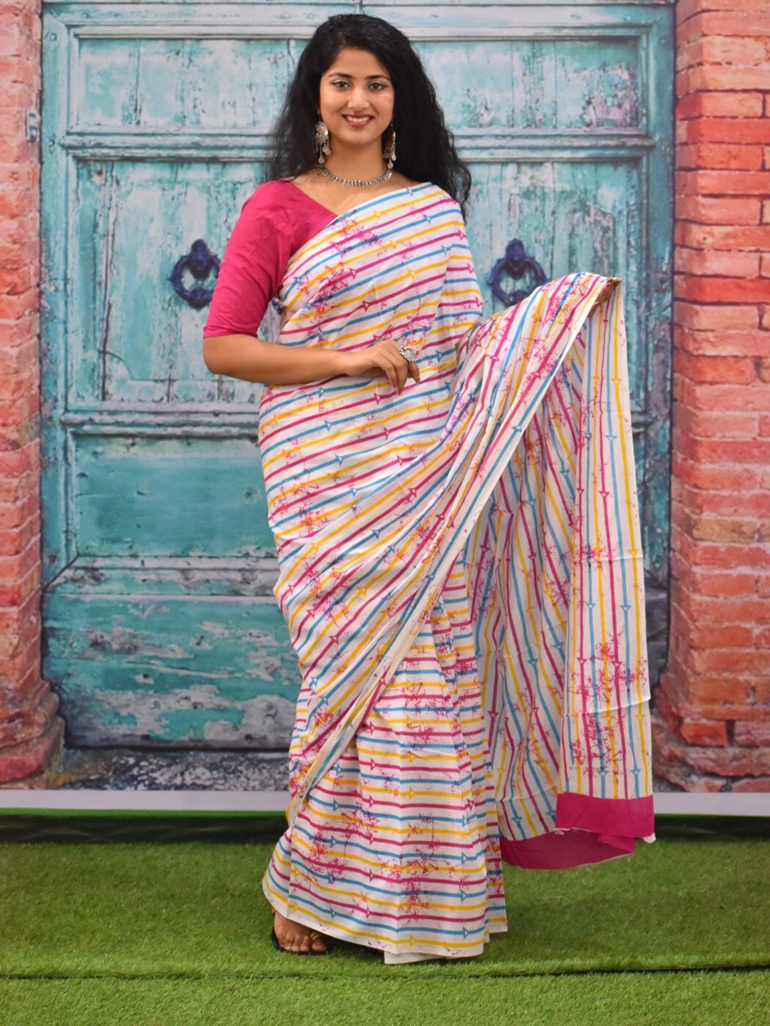 

clothonus Striped Printed Pure Cotton Saree, White