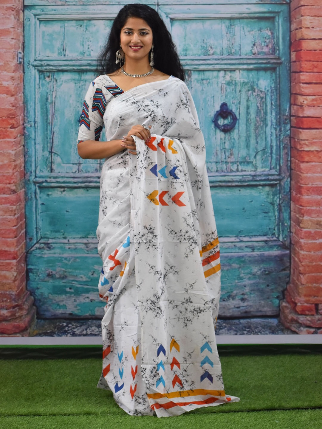 

clothonus Geometric Printed Pure Cotton Saree, White