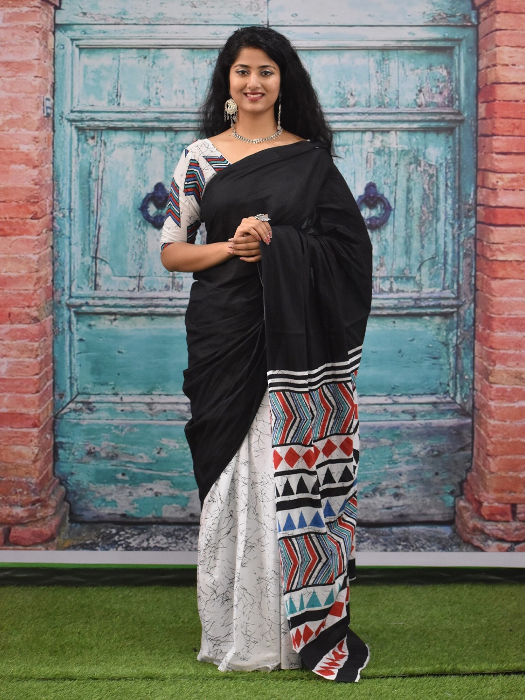 

clothonus Pure Cotton Block Print Saree, Black