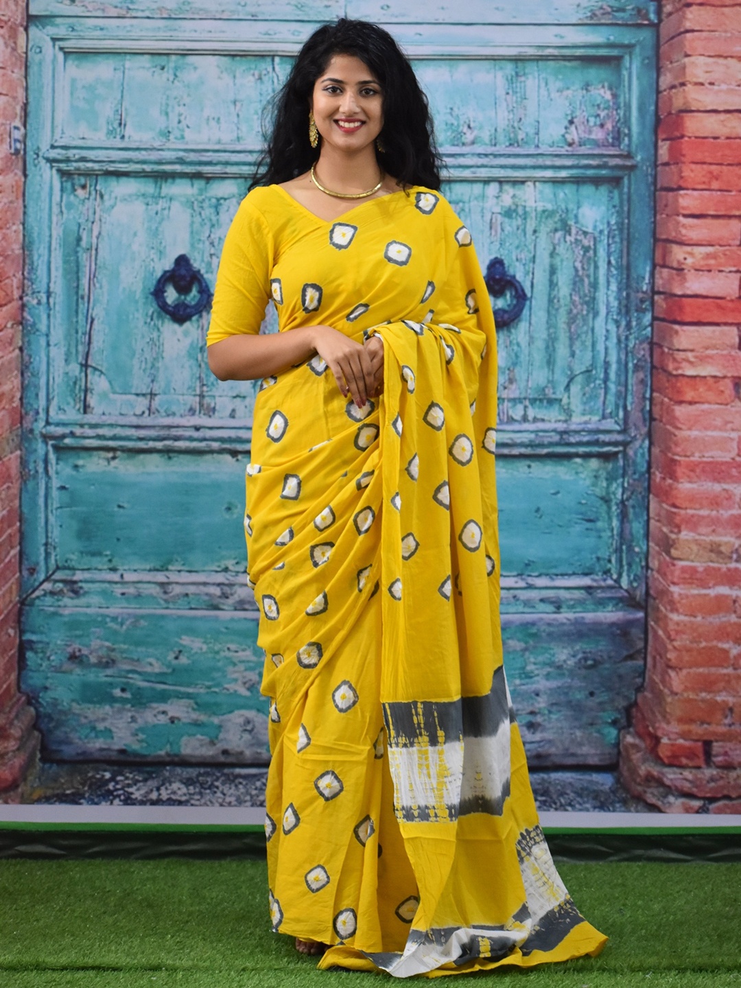 

clothonus Tie and Dye Printed Pure Cotton Saree, Yellow