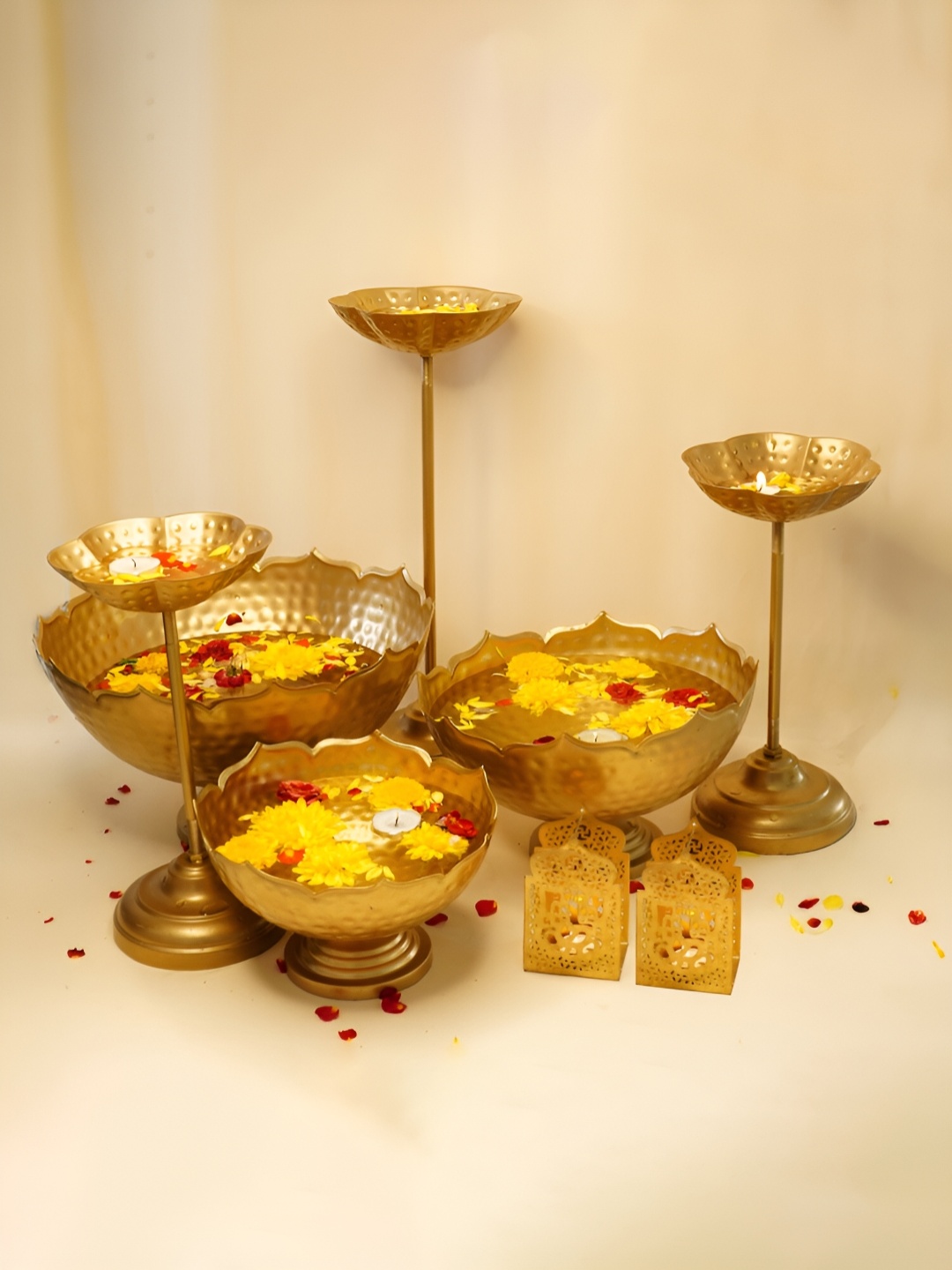 

Ekhasa Gold Toned 8 Pieces Textured Taj Urli Decorative Bowl Combo & Tealight Holders