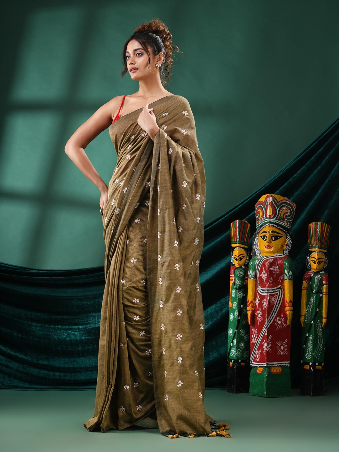 

Angoshobha Floral Embroidered Saree, Beige