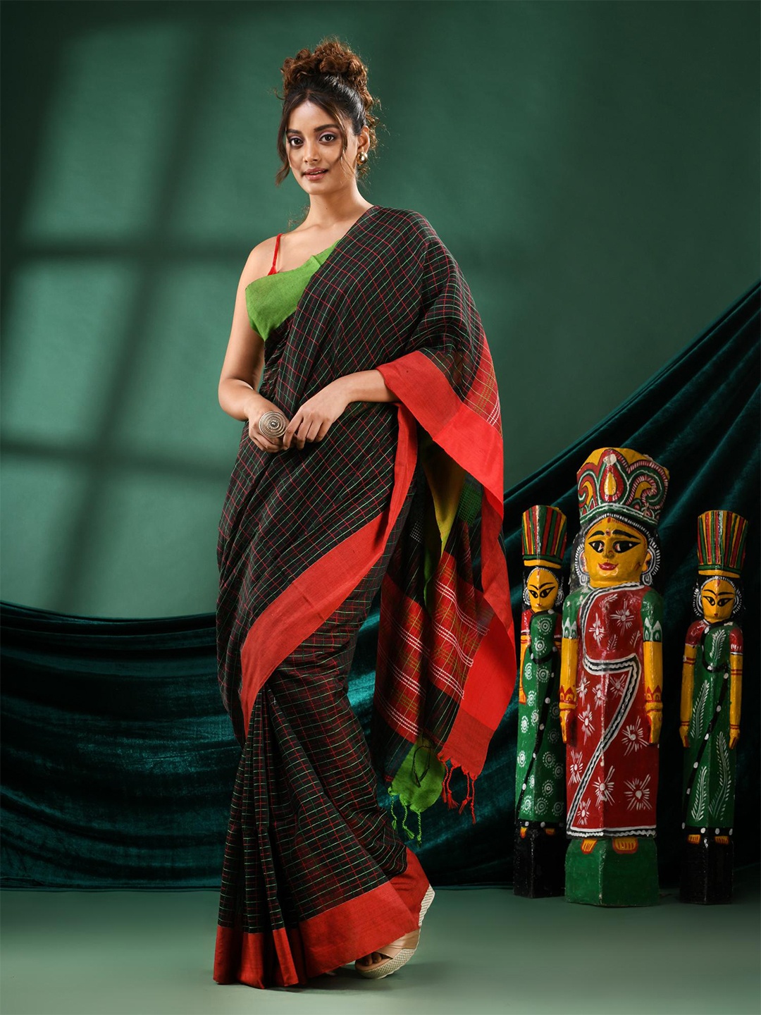 

Angoshobha Checked Saree, Black