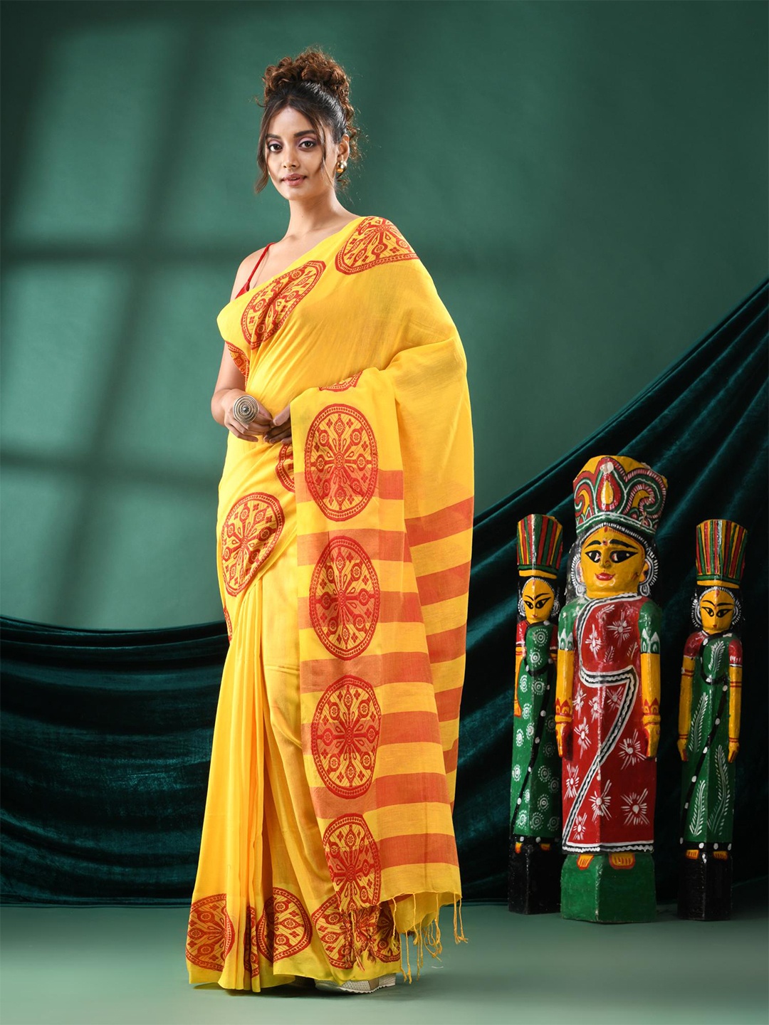 

Angoshobha Woven Design Pure Cotton Saree, Yellow