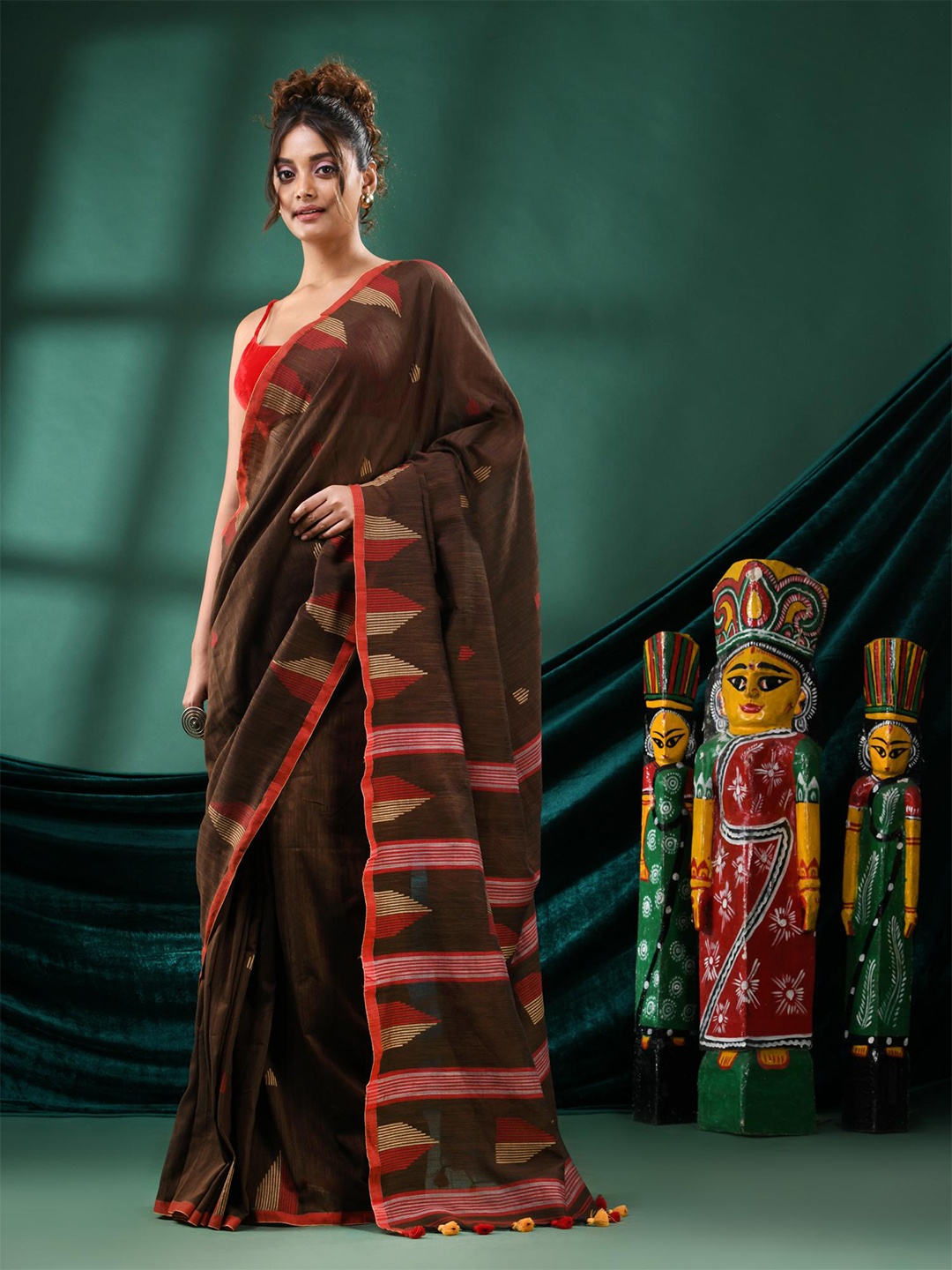 

Angoshobha Geometric Woven Design Pure Cotton Saree, Brown