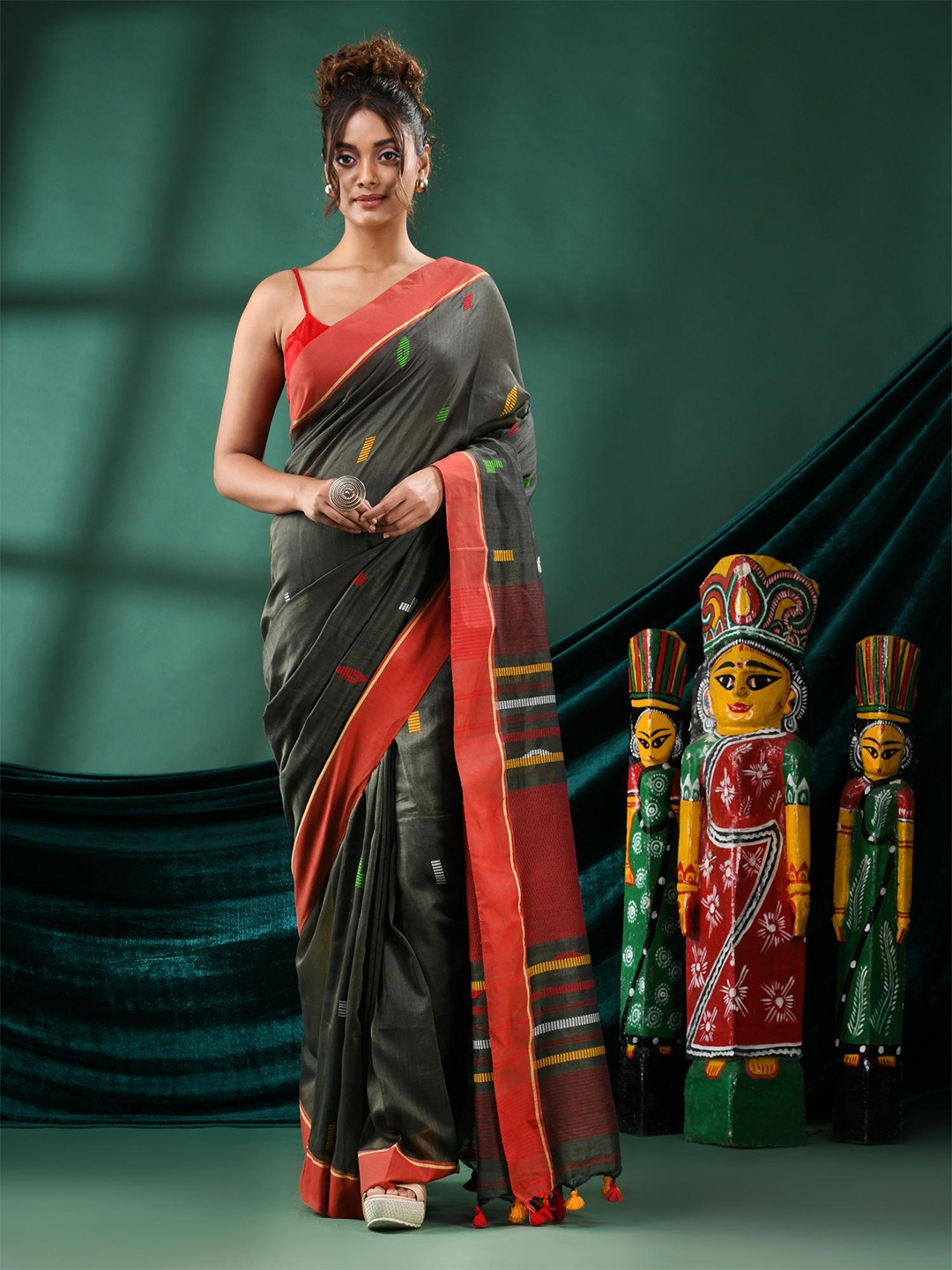 

Angoshobha Geometric Woven Design Pure Cotton Saree, Grey