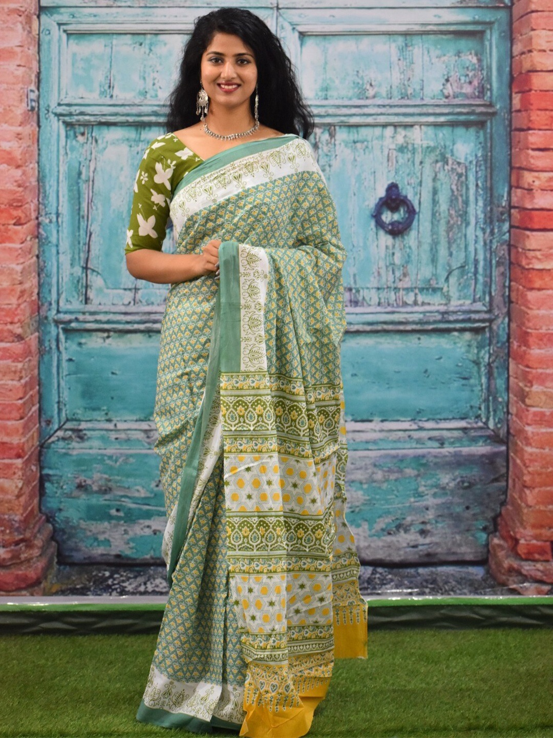 

clothonus Floral Printed Pure Cotton Saree, Green