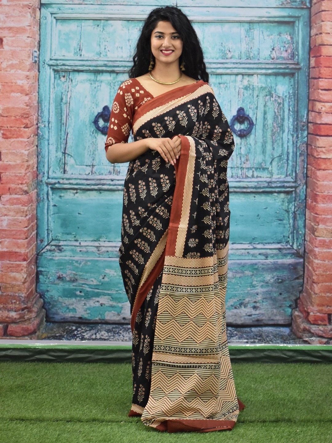 

clothonus Ajrak Block Pure Cotton Block Print Saree, Black