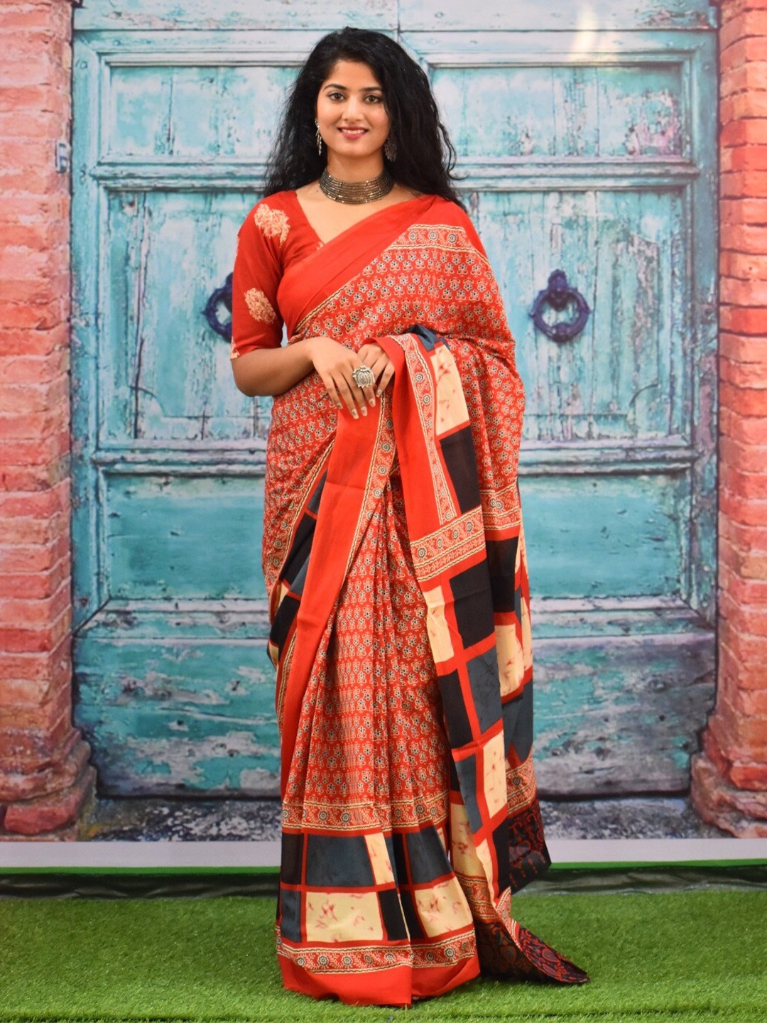 

clothonus Floral Printed Pure Cotton Saree, Red