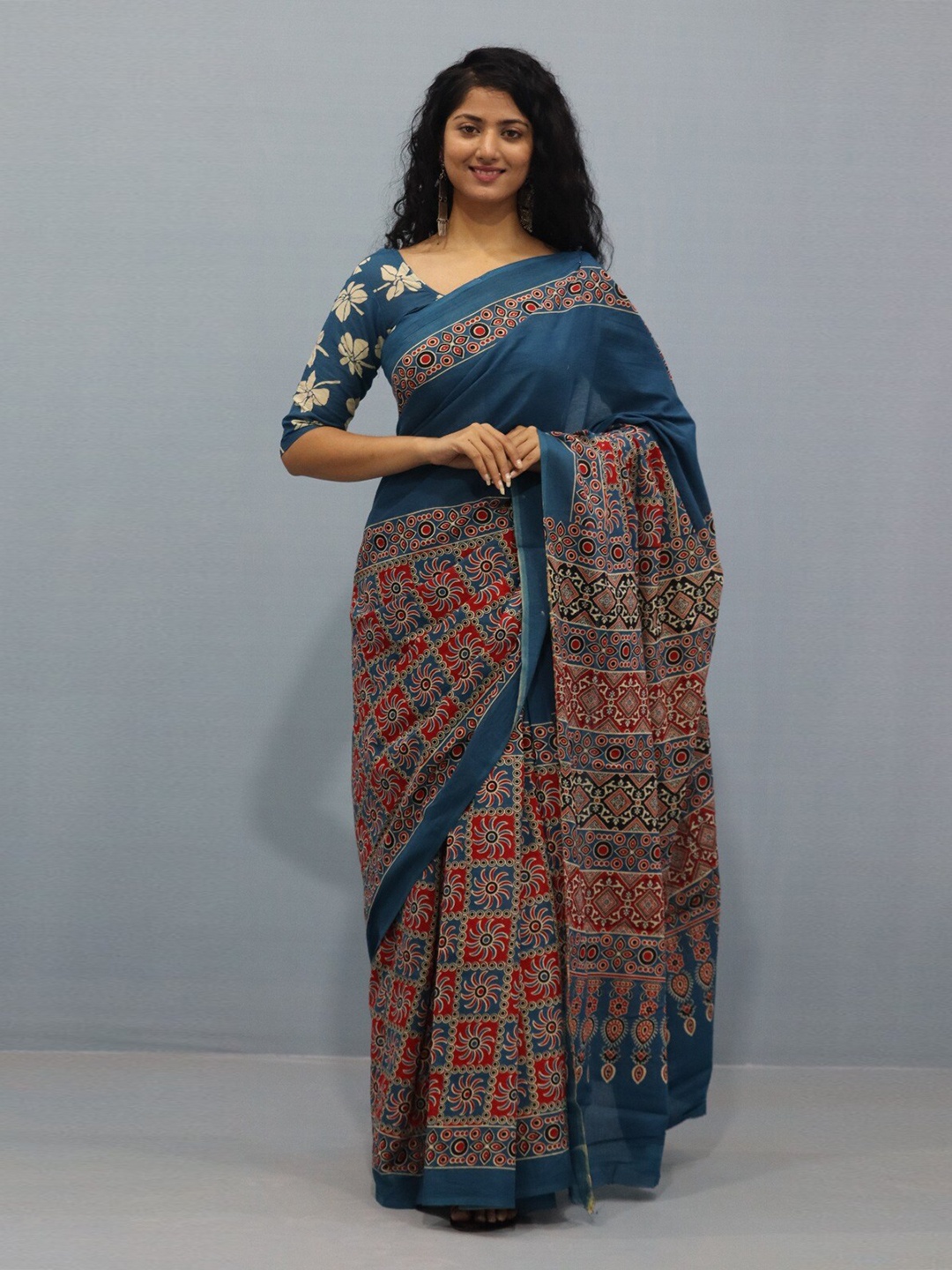 

clothonus Ajrak Block Pure Cotton Block Print Saree, Blue