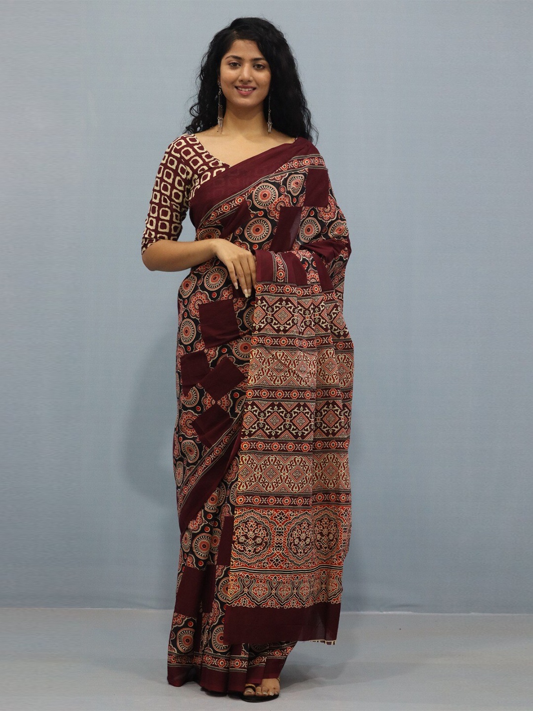 

clothonus Ajrak Block Pure Cotton Block Print Saree, Maroon