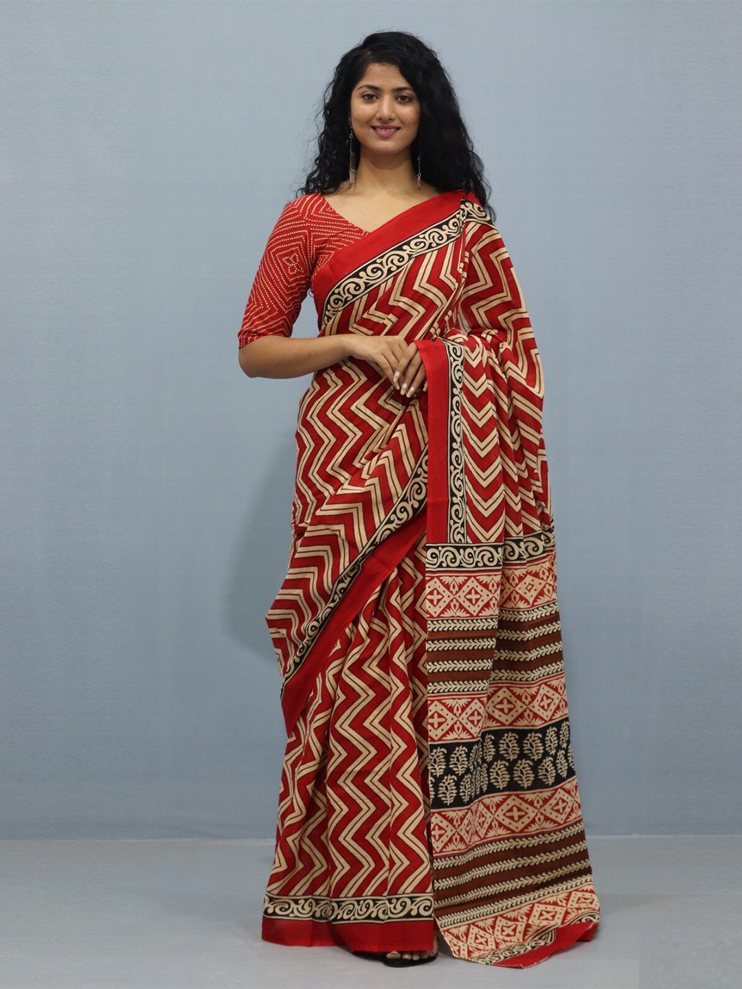

clothonus Geometric Printed Pure Cotton Saree, Red