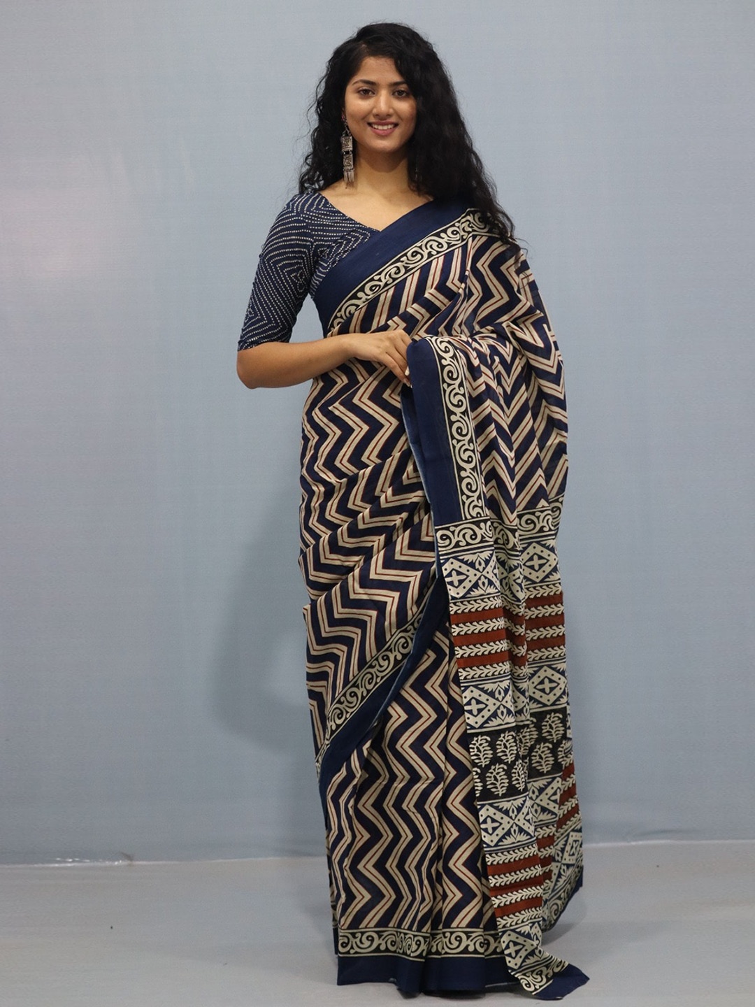 

clothonus Ajrak Block Pure Cotton Block Print Saree, Blue