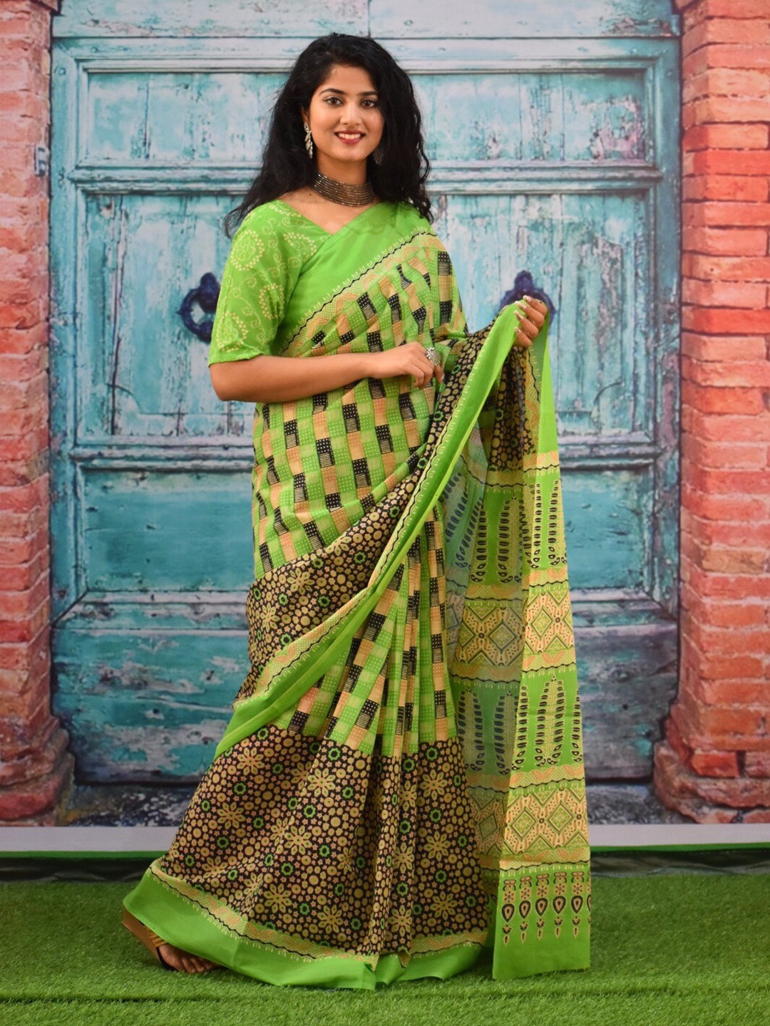 

clothonus Ajrak Block Pure Cotton Block Print Saree, Green