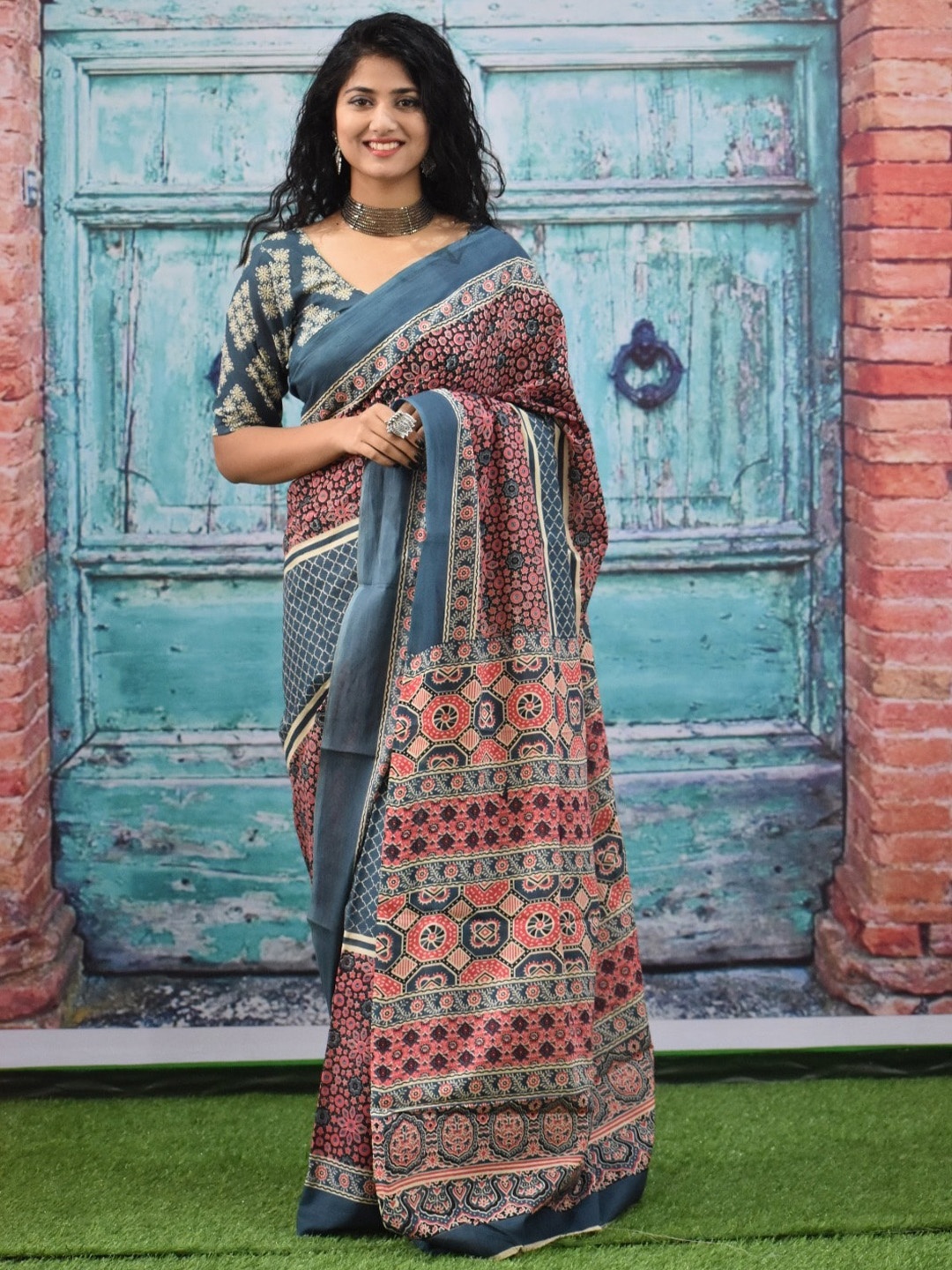 

clothonus Floral Pure Cotton Block Print Saree, Grey