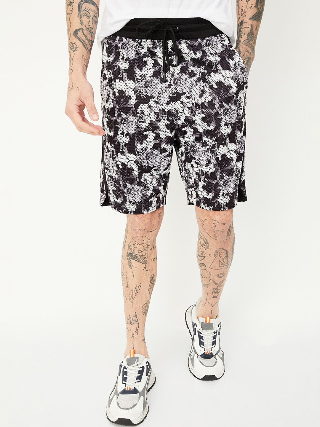 

max Men Floral Printed Mid Rise Shorts, Black