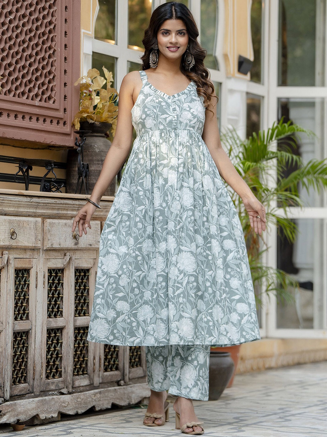 

Nayo Floral Printed Shoulder Straps Pure Cotton A-Line Kurta With Trousers, Green