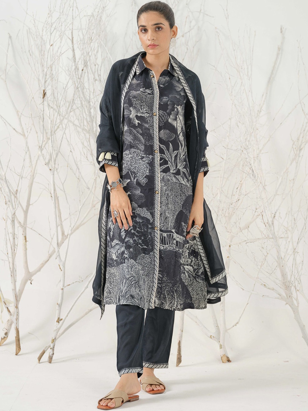 

Ishin Floral Printed Shirt Collar Straight Kurta with Trousers & Dupatta, Black