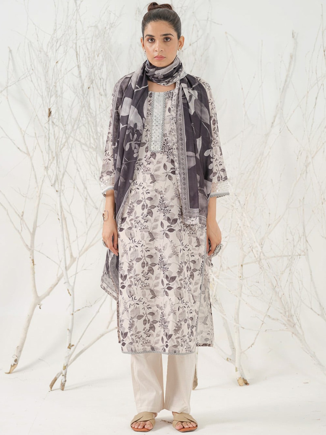 

Ishin Floral Printed Round Neck Straight Kurta with Trousers & Dupatta, Black
