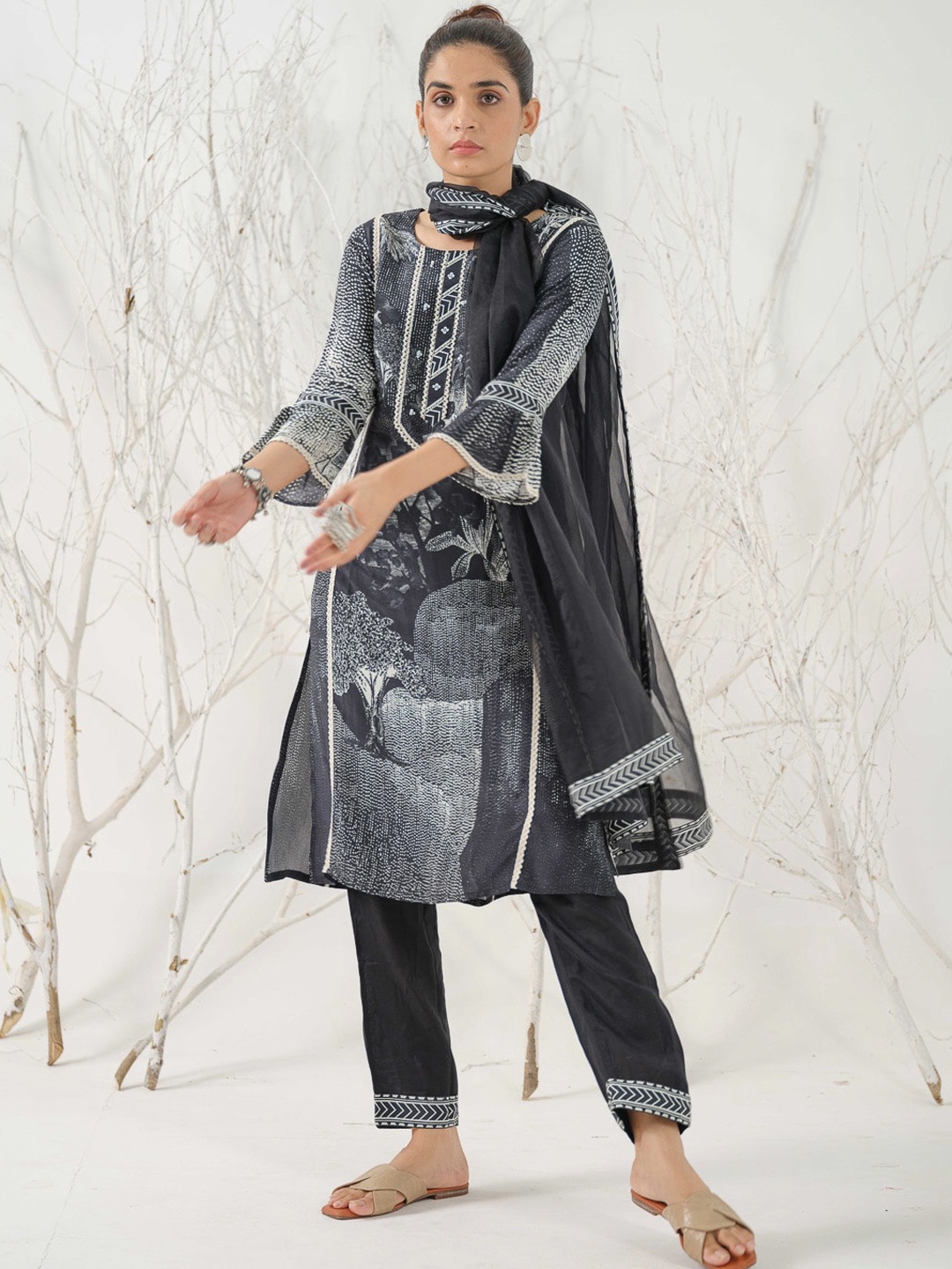 

Ishin Floral Printed Round Neck Bell Sleeves Straight Kurta with Trousers & Dupatta, Black