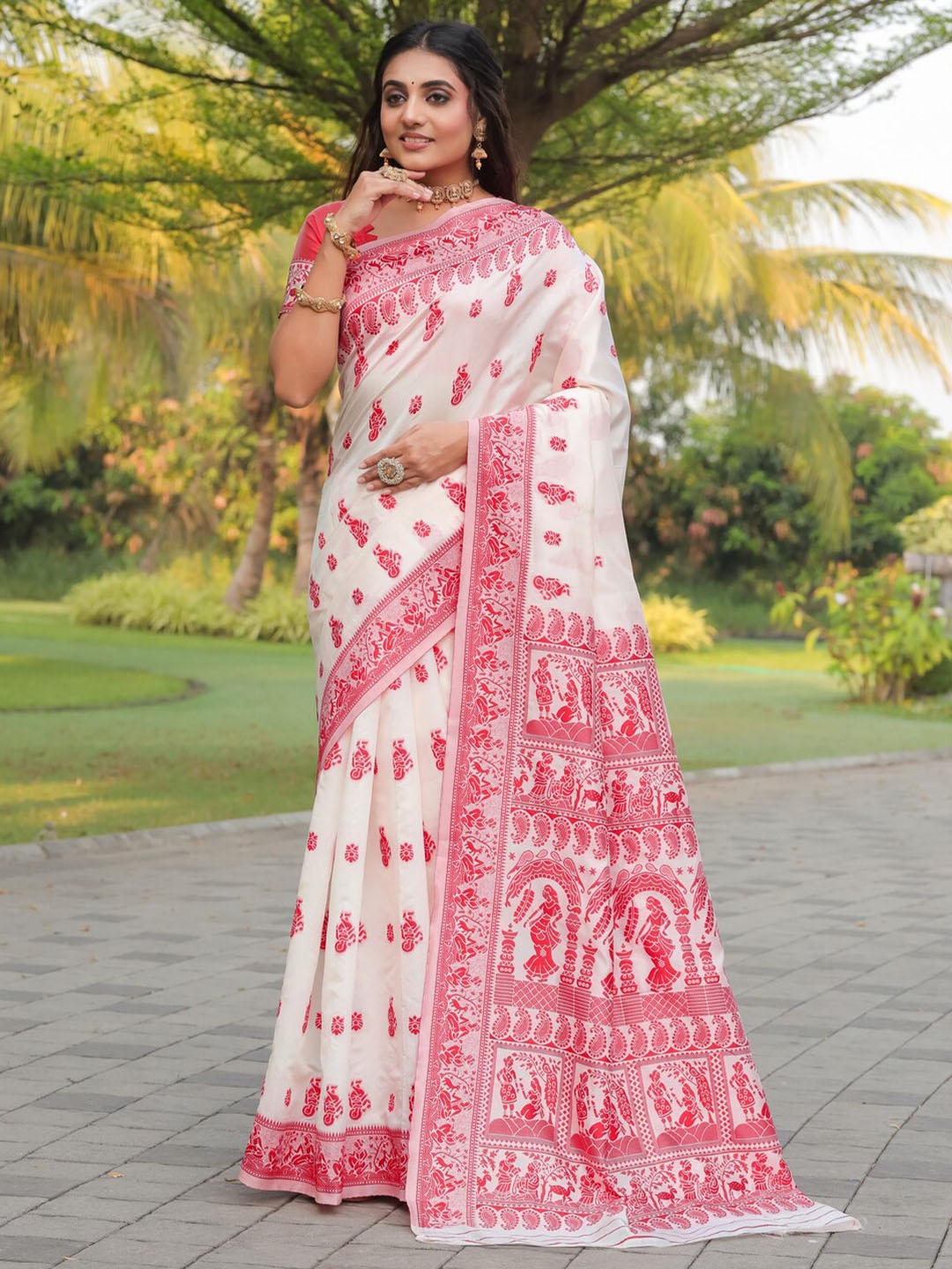 

trihut Ethnic Motifs Woven Design Baluchari Saree, White