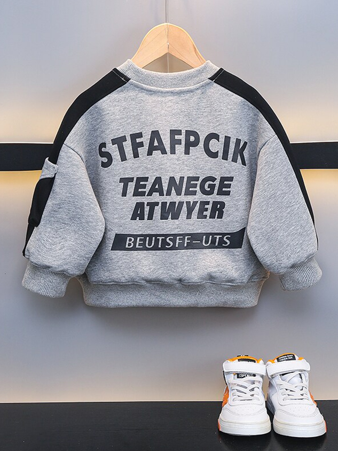 

StyleCast x Revolte Boys Grey Round Neck Cotton Sweatshirt