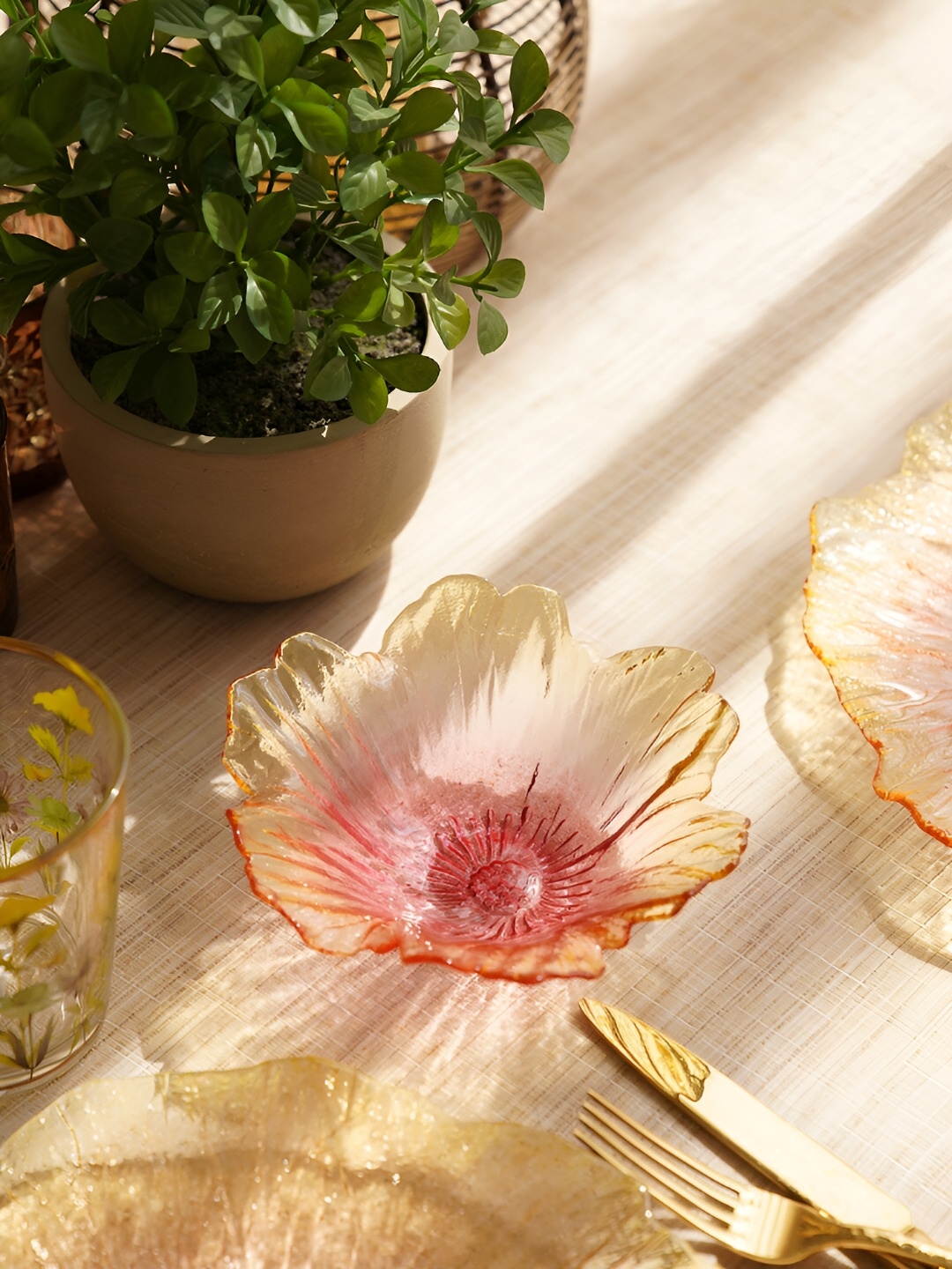 

Pure Home and Living Yellow & Pink 2 Pieces Floral Shaped Glass Serving Bowls