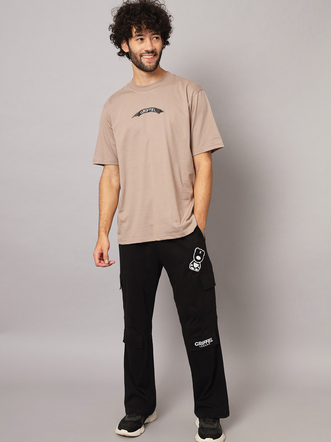 

GRIFFEL Men Printed Pure Cotton Oversized Fit T-Shirt & Cargo Trousers, Coffee brown