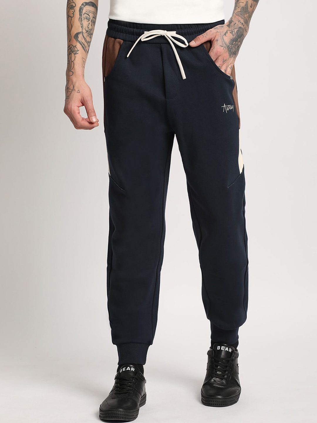 

THE BEAR HOUSE Men Colourblocked Joggers, Blue