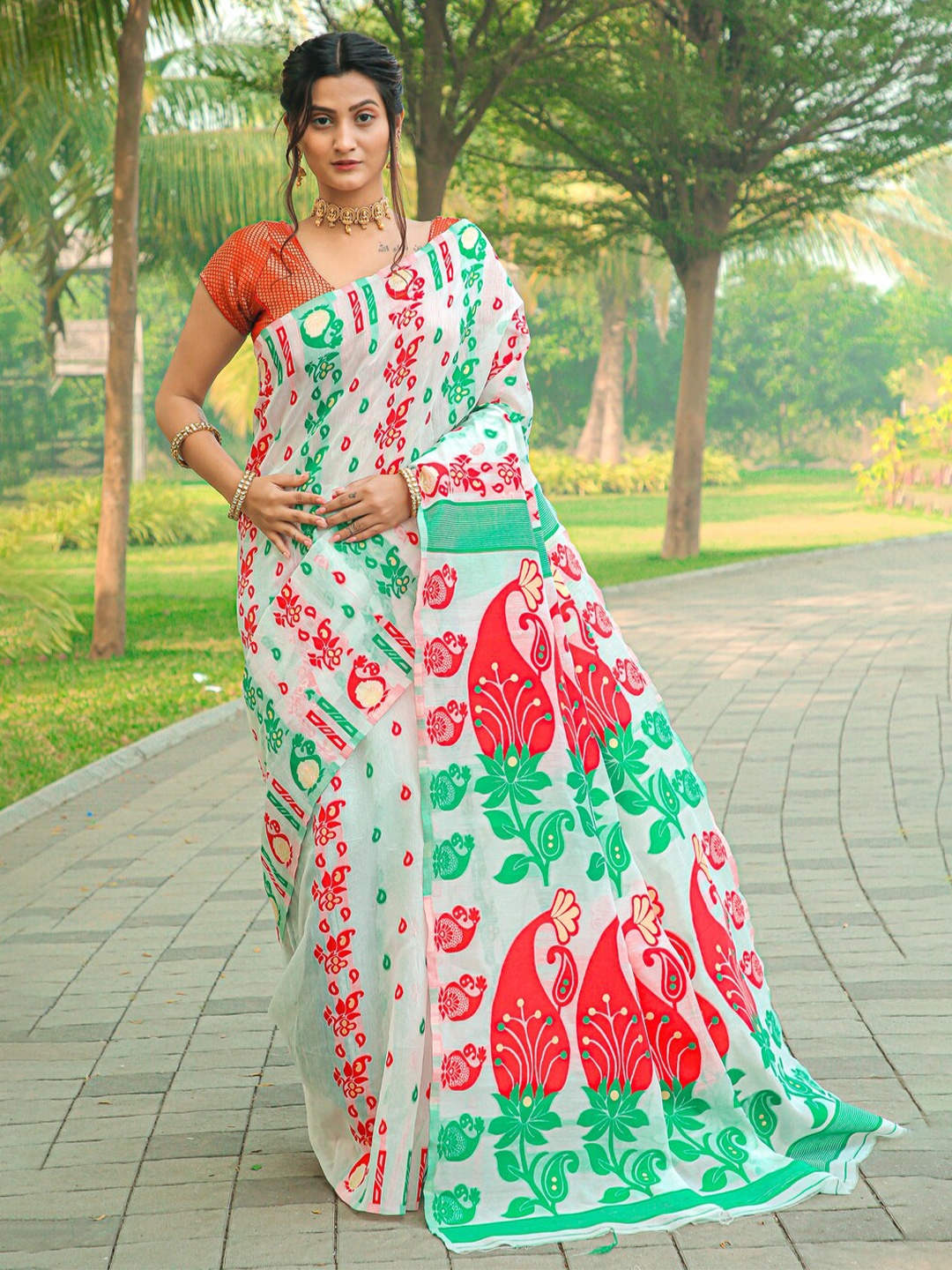 

trihut Floral Woven Design Jamdani Saree, White