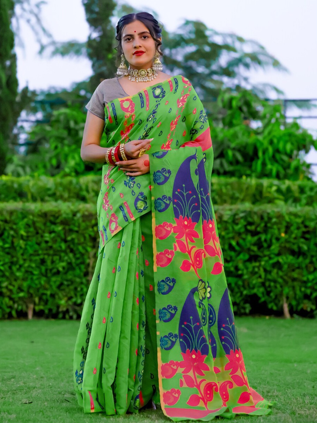 

trihut Floral Woven Design Jamdani Saree, Green