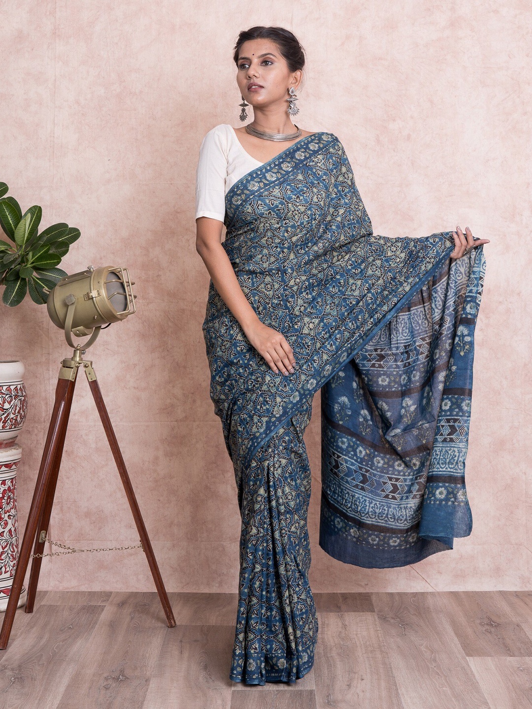 

Kishori Sarees Ethnic Motifs Printed Mulmul Cotton Saree, Blue