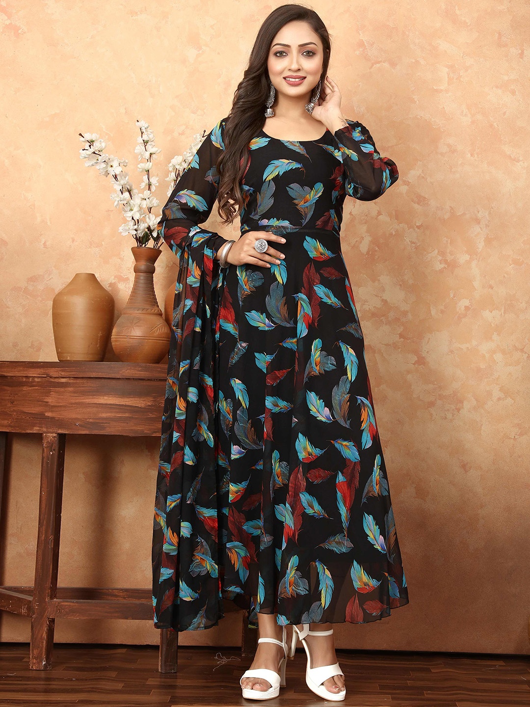 

N N ENTERPRISE Floral Printed Round Neck Long Sleeves Kurta With Dupatta, Black