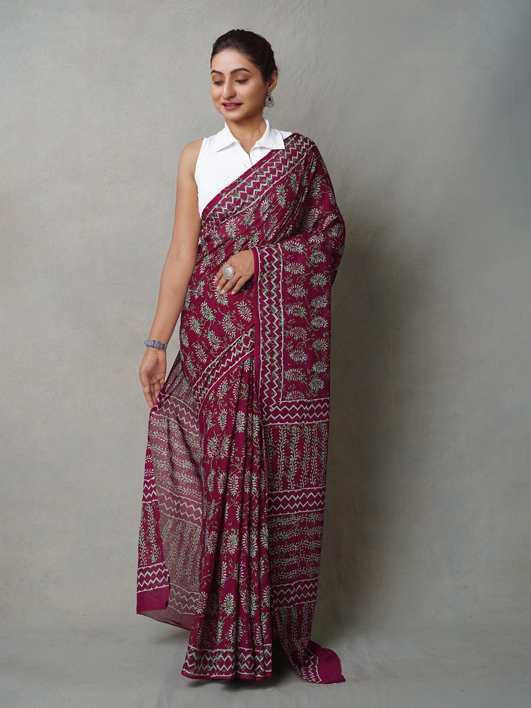 

Unnati Silks Ethnic Motifs Pure Cotton Handloom Block Print Saree, Maroon