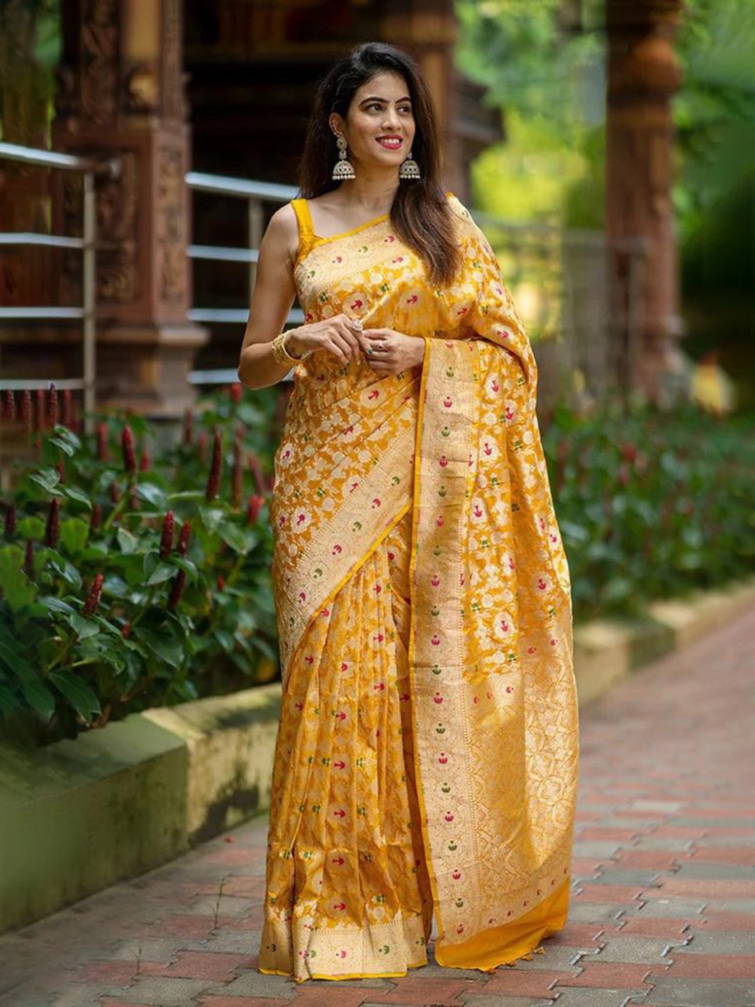 

SHIJILA Ethnic Motifs Zari Pure Silk Kanjeevaram Saree, Yellow
