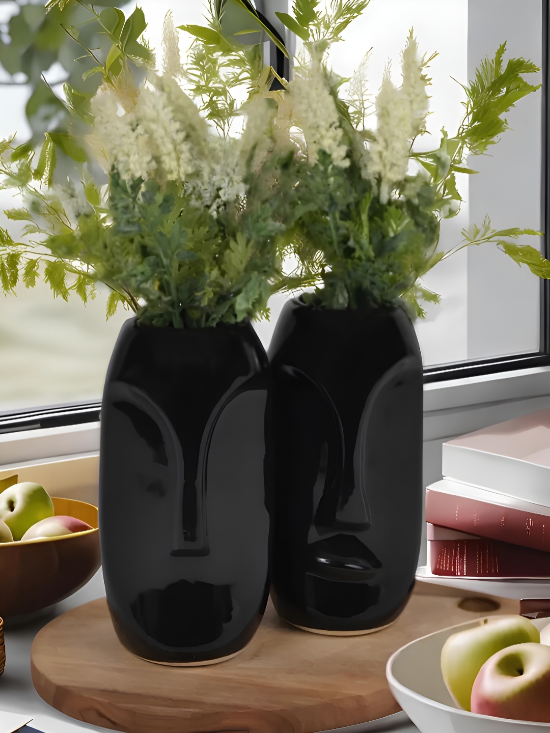 

Kaolinite Black 2 Pieces Face Design Flower Vases