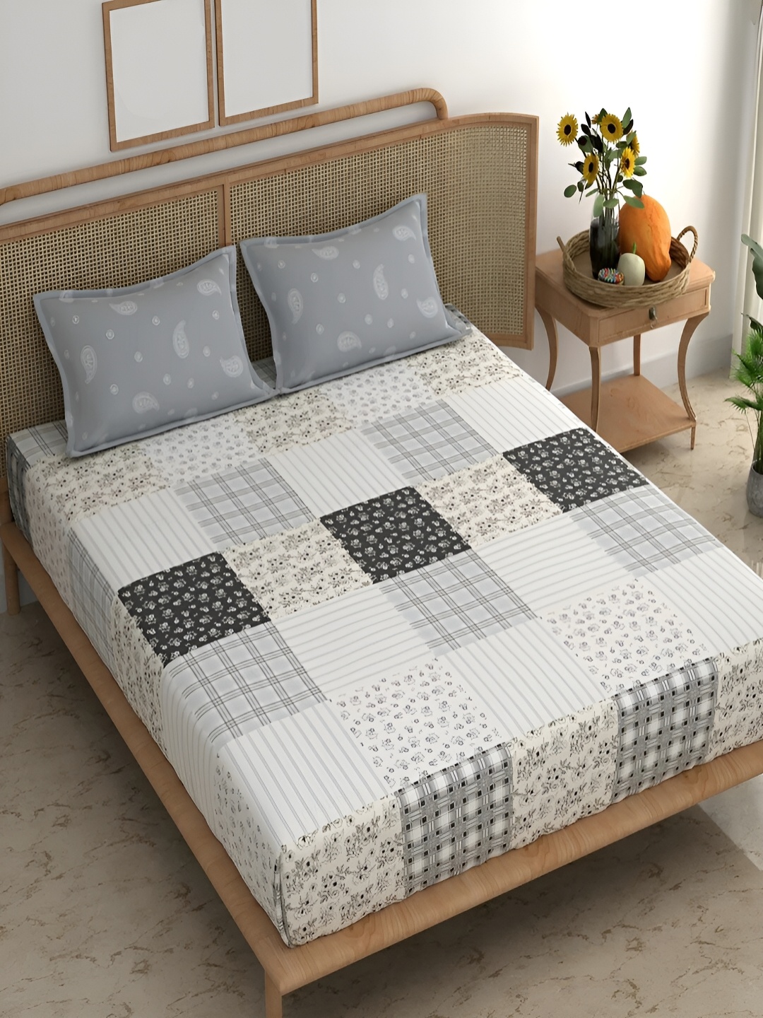 

Srijee Decors Black & White Floral 210 TC Cotton King Bedsheet with 2 Pillow Covers