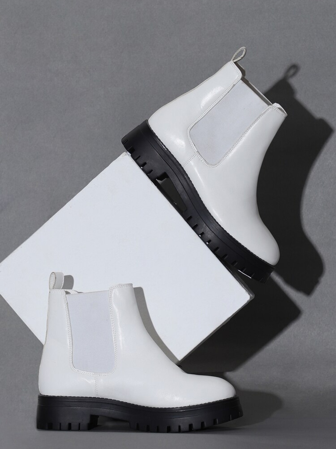 

FOREVER 21 Women Mid-Top Block Heeled Chelsea Boots, White