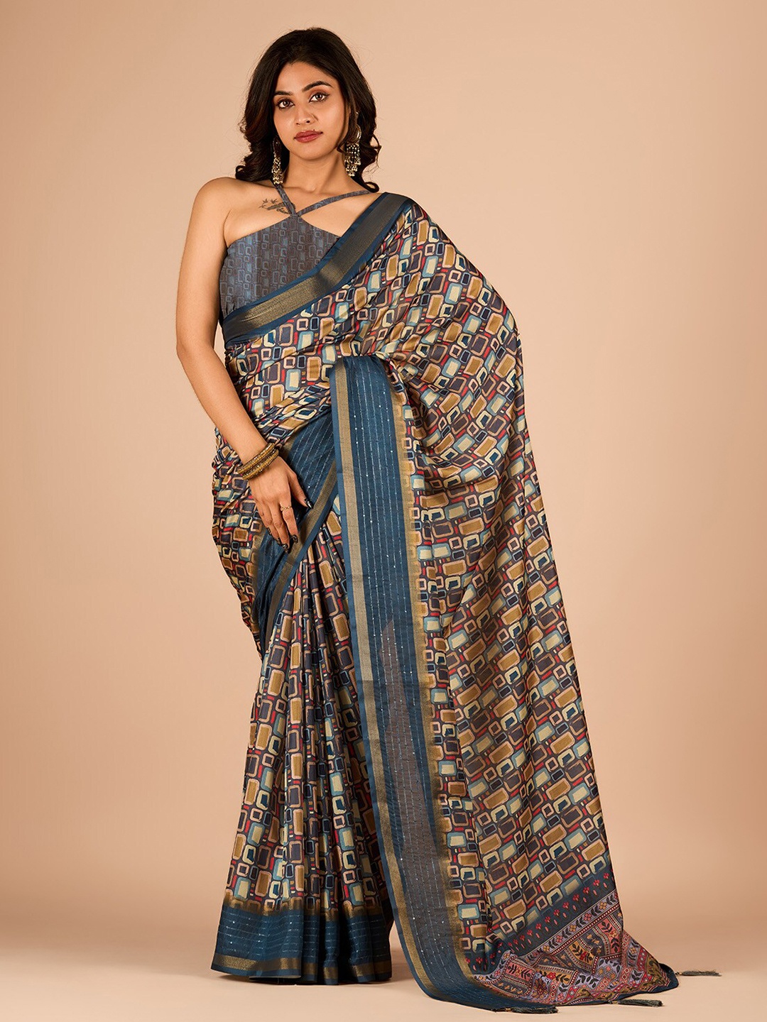 

Sanwariya Silk Floral Printed Sequinned Maheshwari Saree, Grey