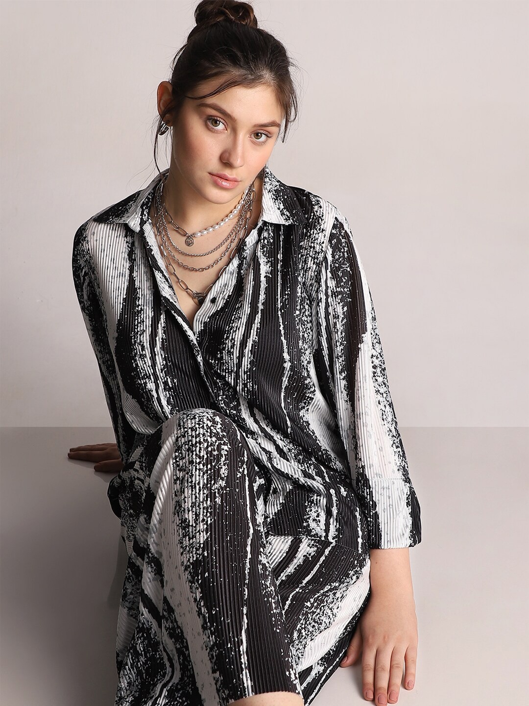 

VERO MODA CURVE Abstract Printed Casual Shirt, Black