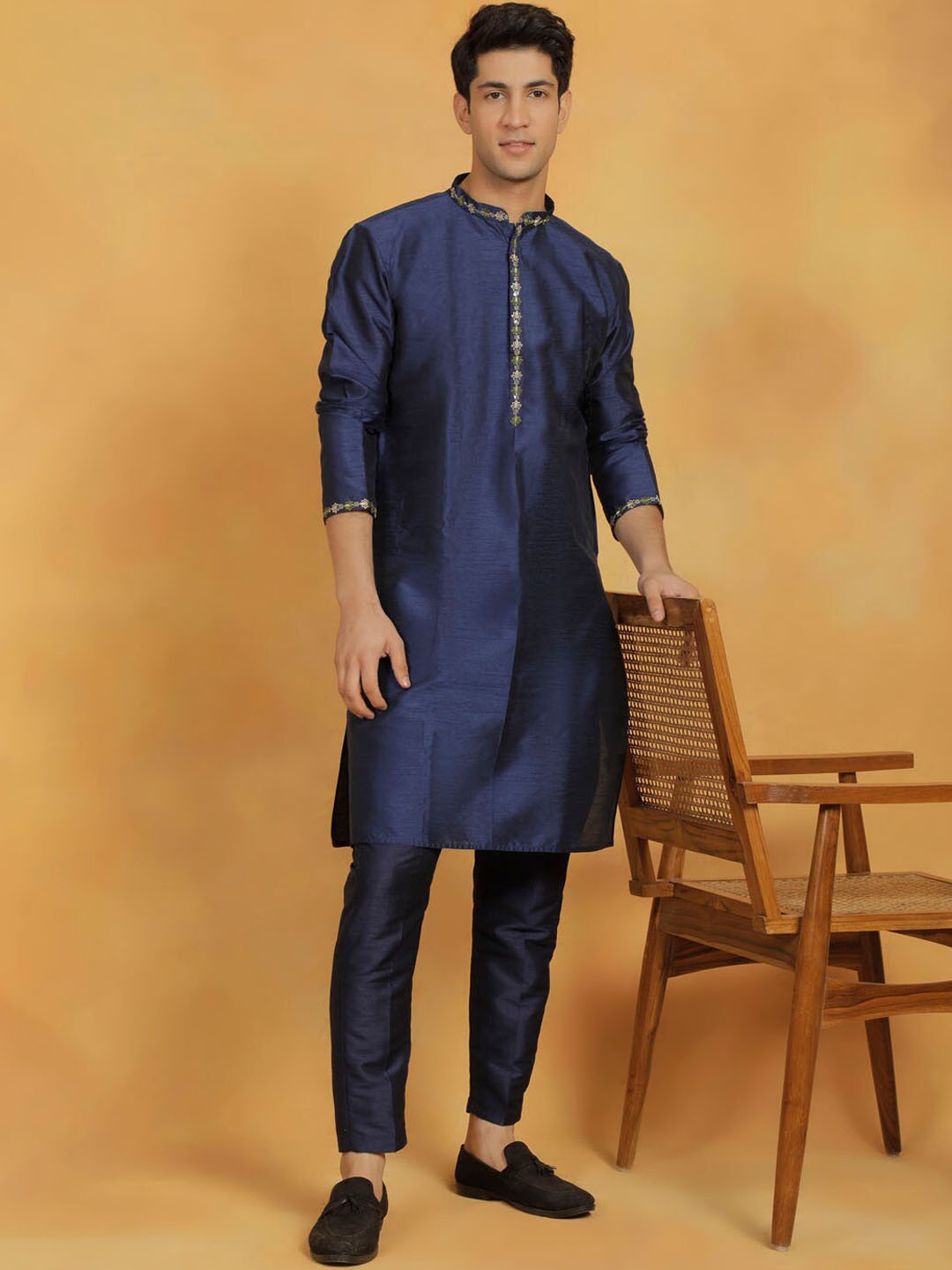 

VASTRAMAY Mandarin Collar Thread Work Straight Kurta With Pyjamas, Navy blue