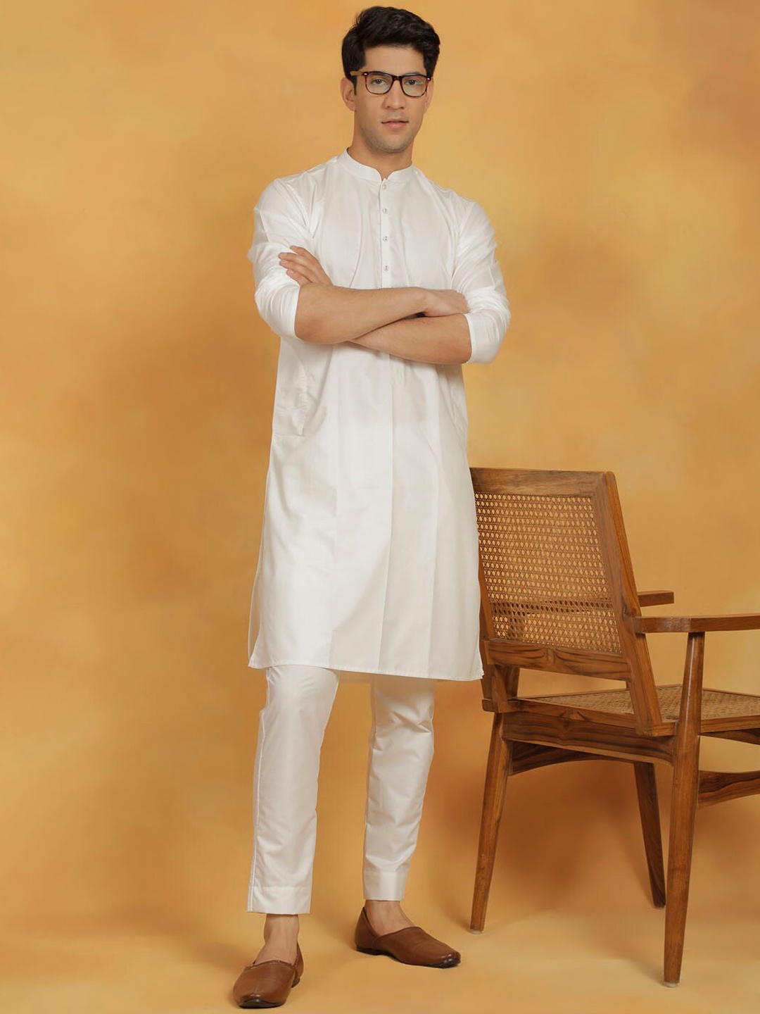 

VASTRAMAY Mandarin Collar Straight Kurta with Trousers, Off white