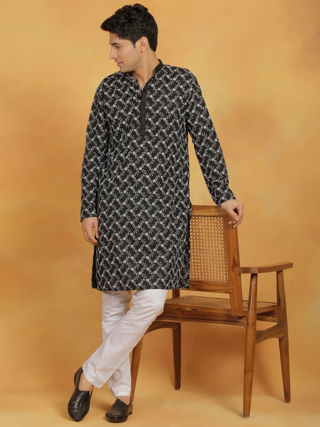

VASTRAMAY Floral Embroidered Thread Work Straight Kurta With Churidar, Black
