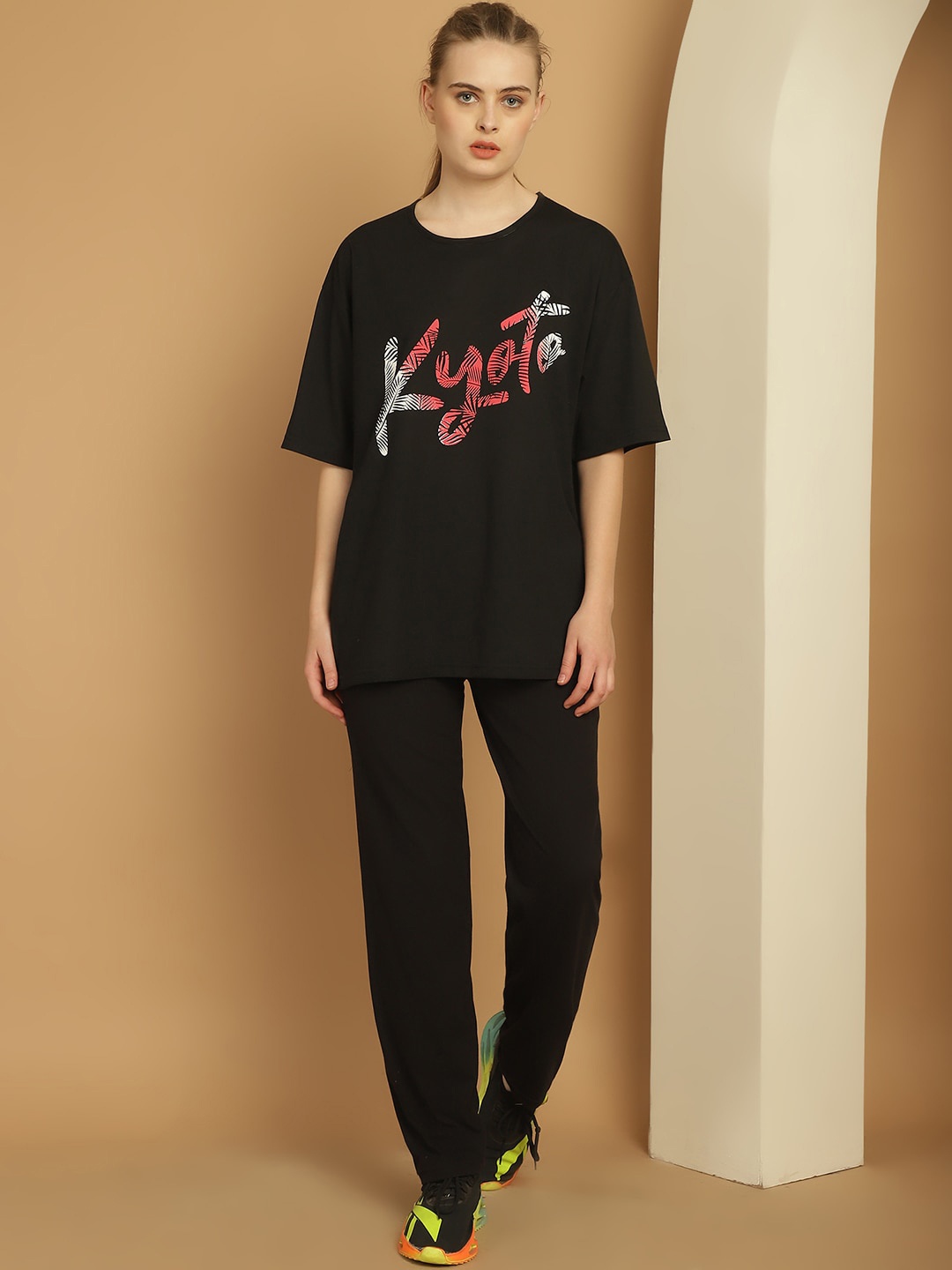 

VIMAL JONNEY Typography Printed Sports T-shirt With Trackpant, Black