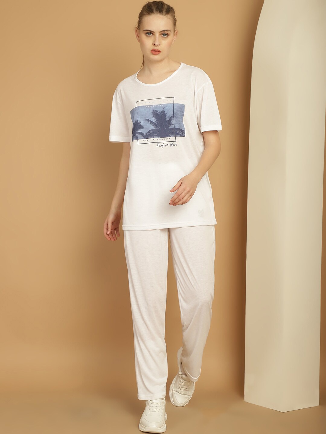 

VIMAL JONNEY Graphic Printed Sports T-shirt With Track Pant, White