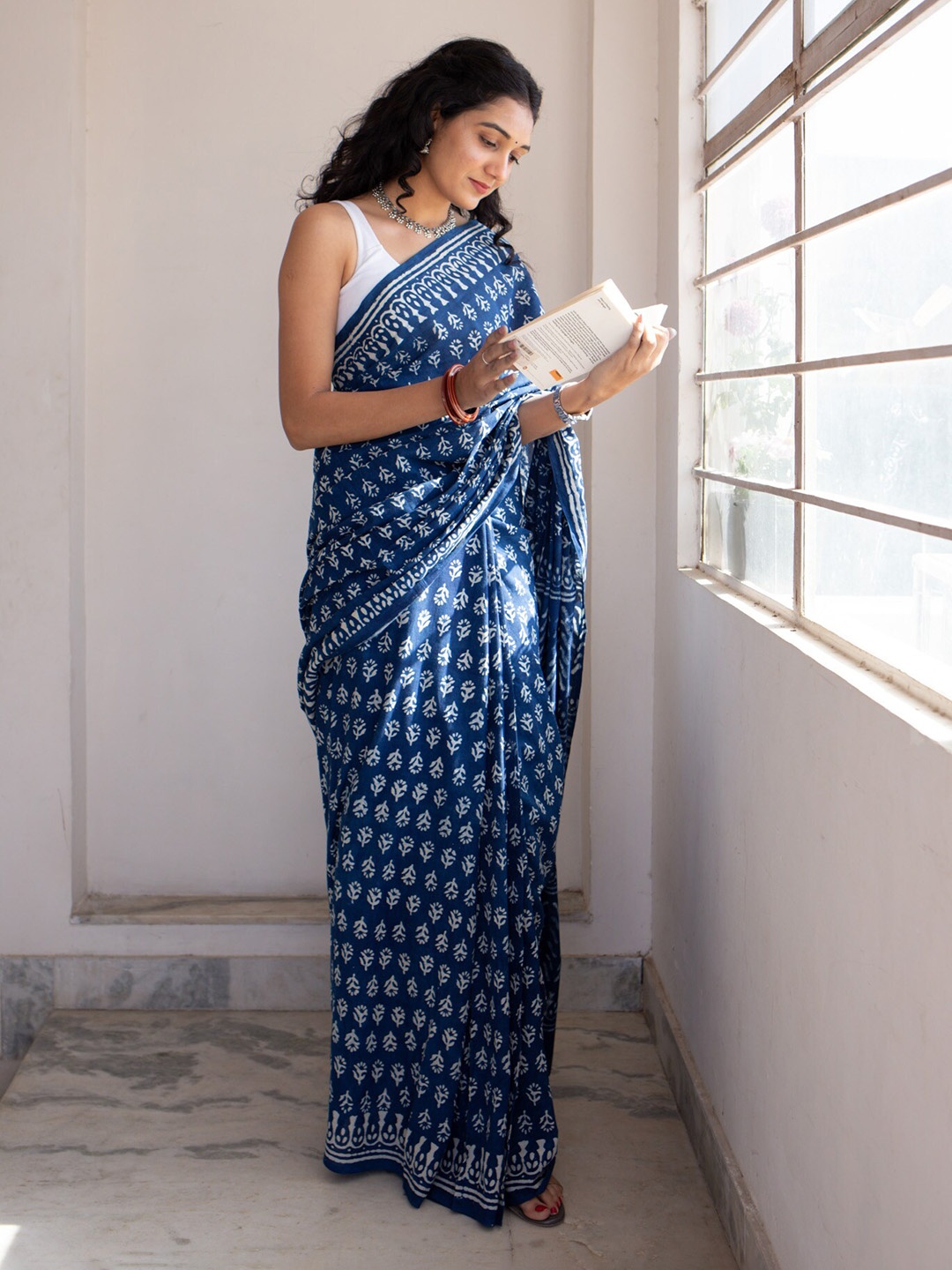 

Moora Floral Prined Pure Cotton Bagru Saree, Navy blue