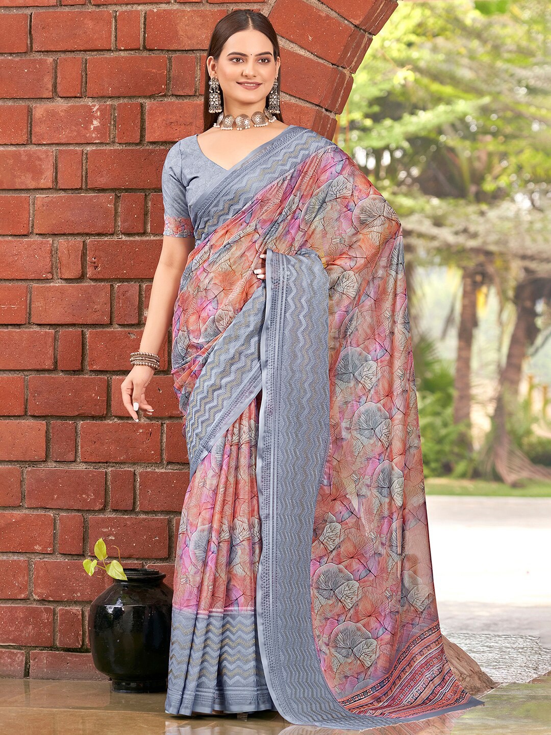 

Vishudh Abstract Print Zari Saree, Red